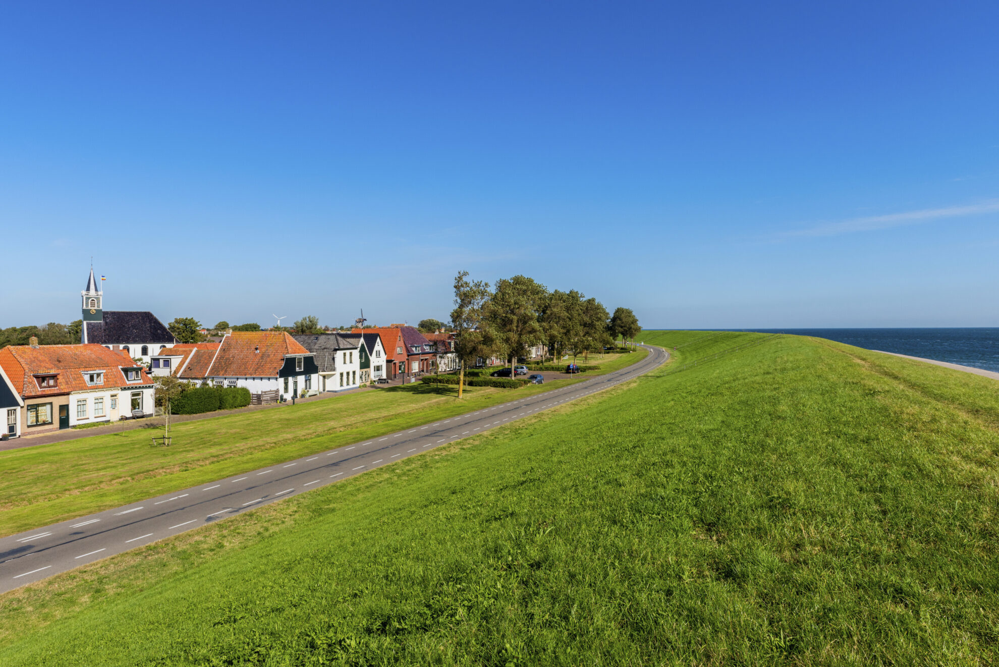Hügel vor dem Ort Oudeschild, Niederlande