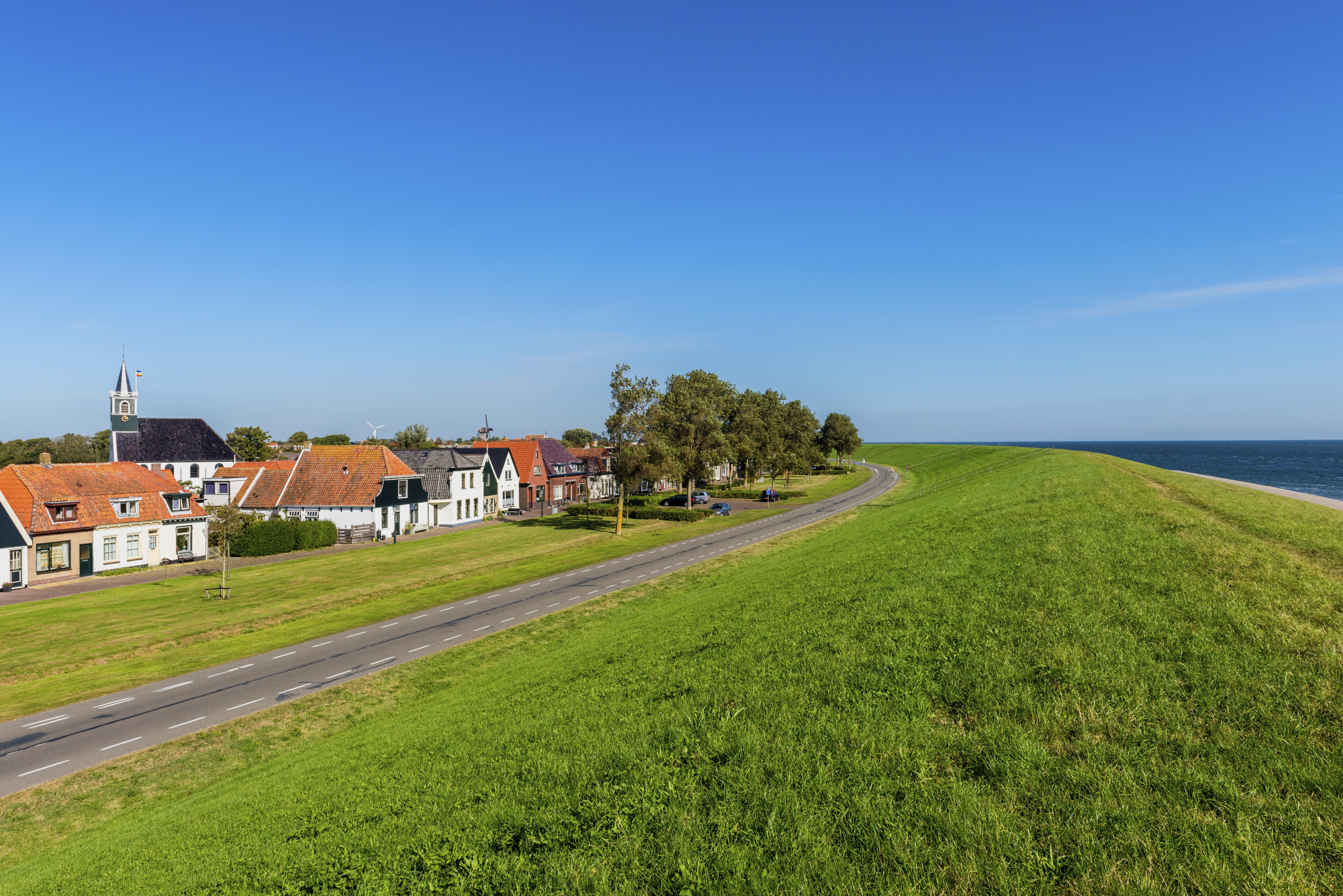 Hügel vor dem Ort Oudeschild, Niederlande