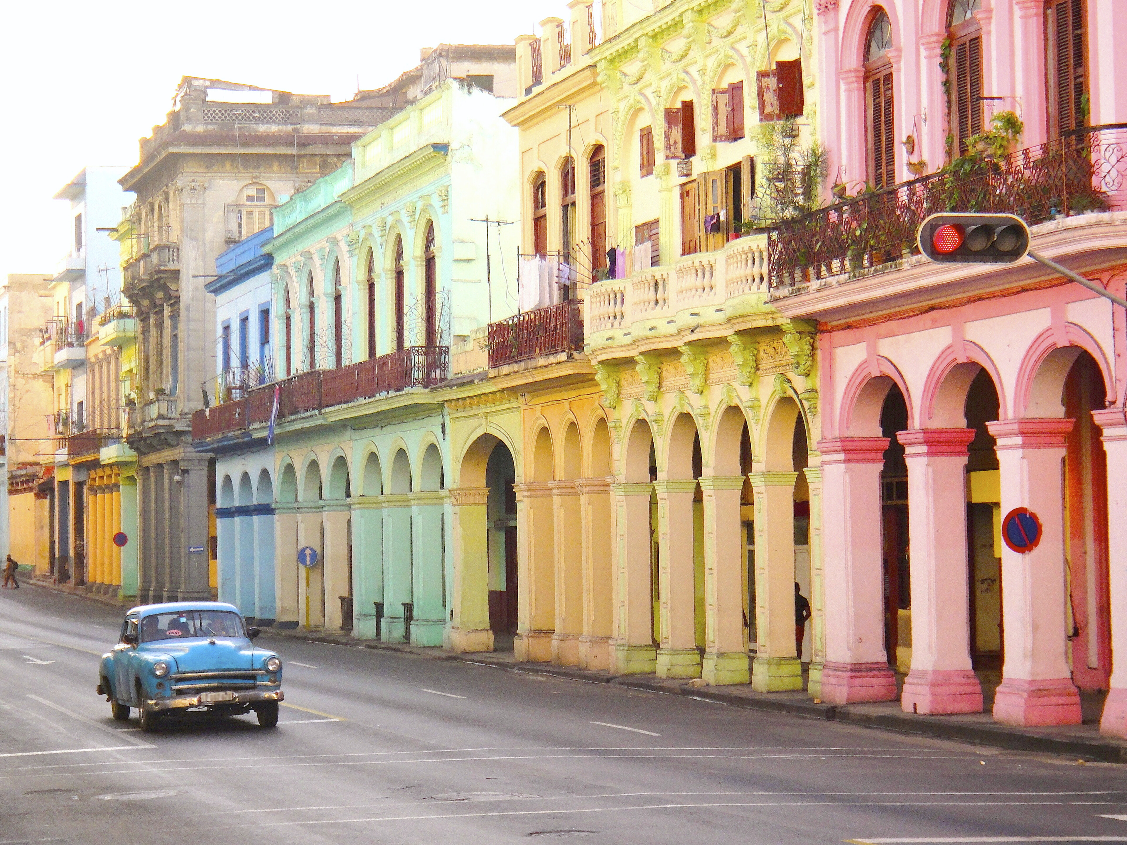 farbenfrohe Straße in Havanna, Kuba