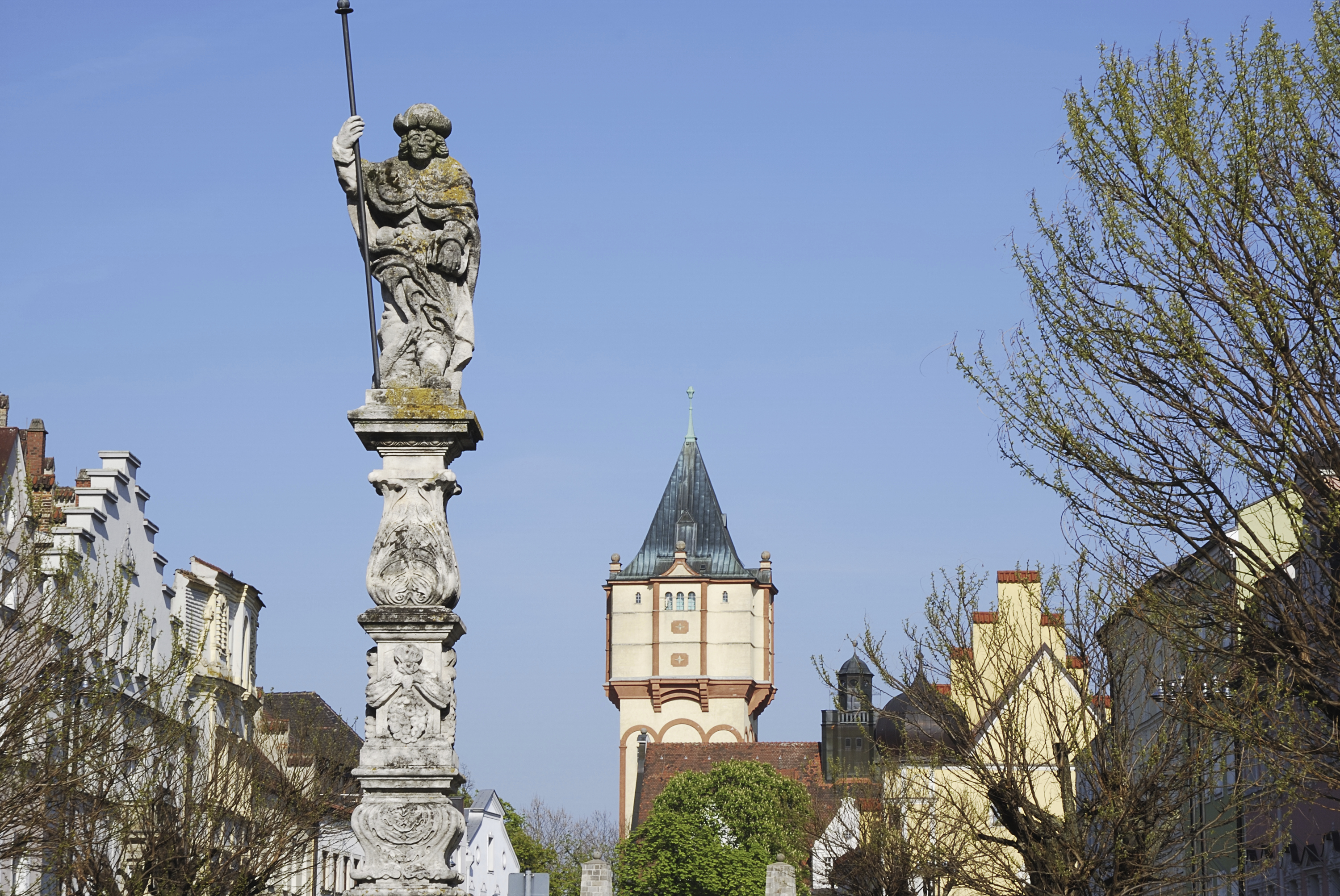 Skulptur von einem Wächter und Turm im Zentrum von Straubing, Deutschland