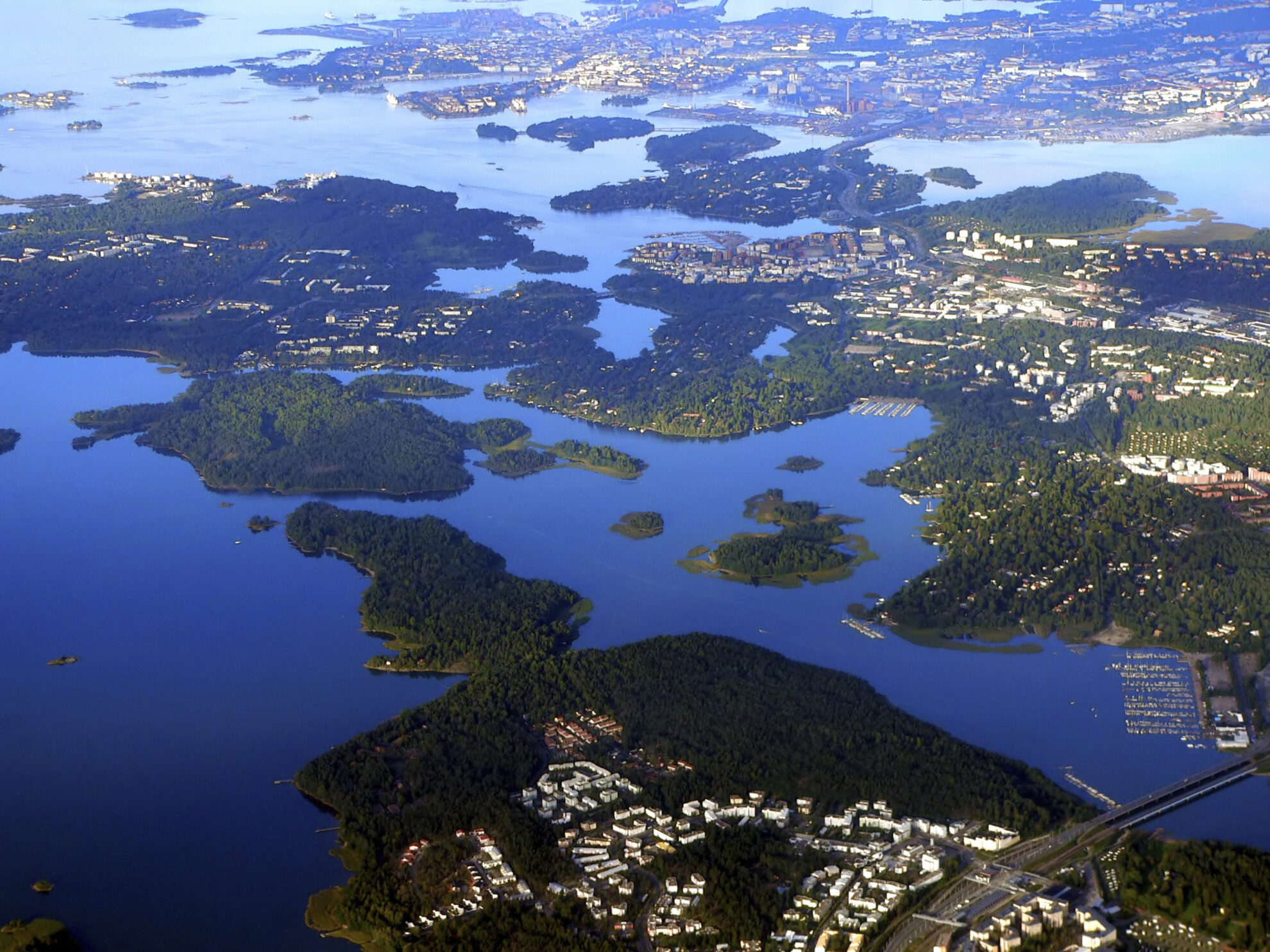 Luftaufnahme von Archipel und Küstenregion von Helsinki, Finnland