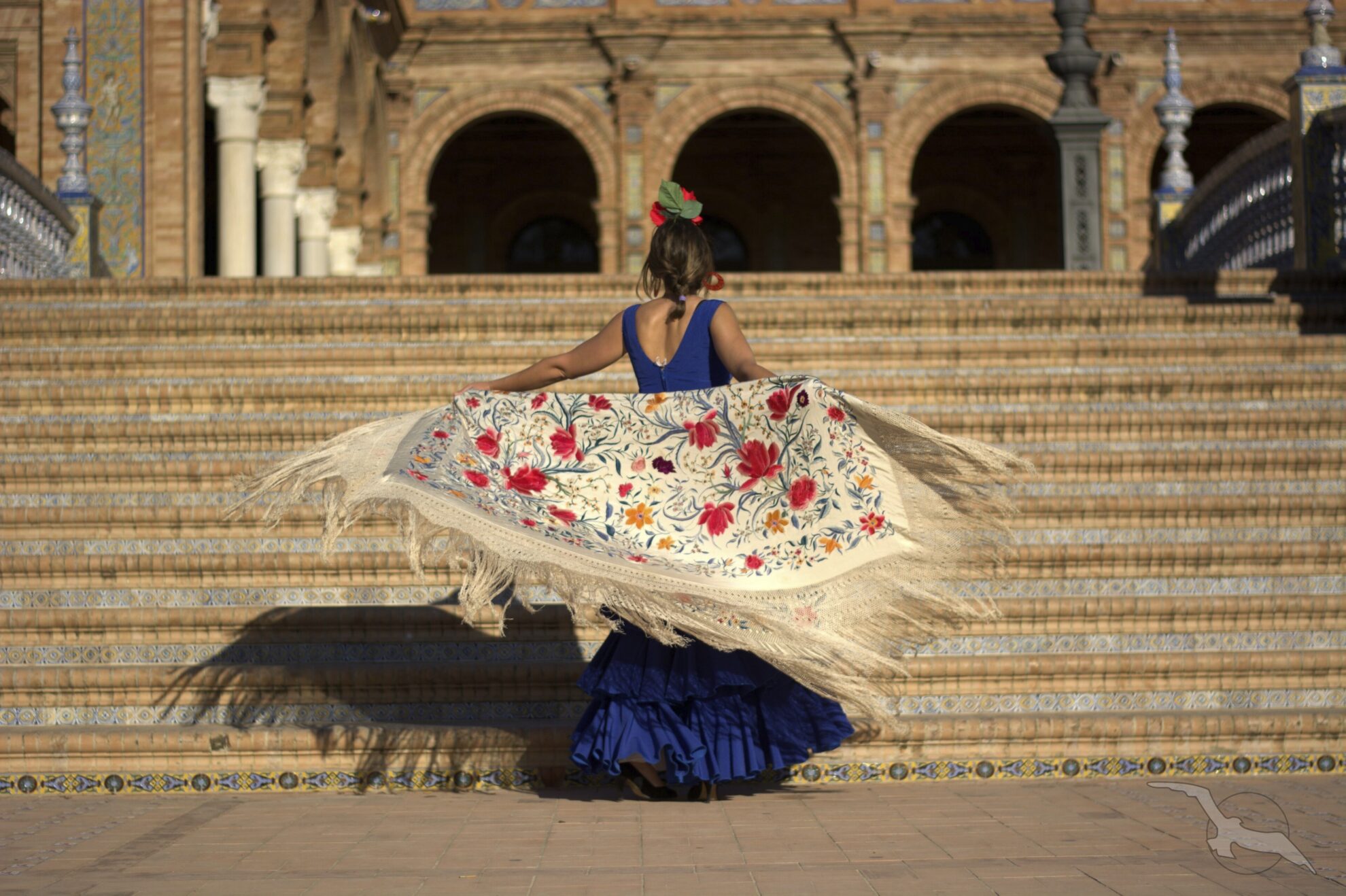 Frau am Plaza de España in sevilla, Spanien