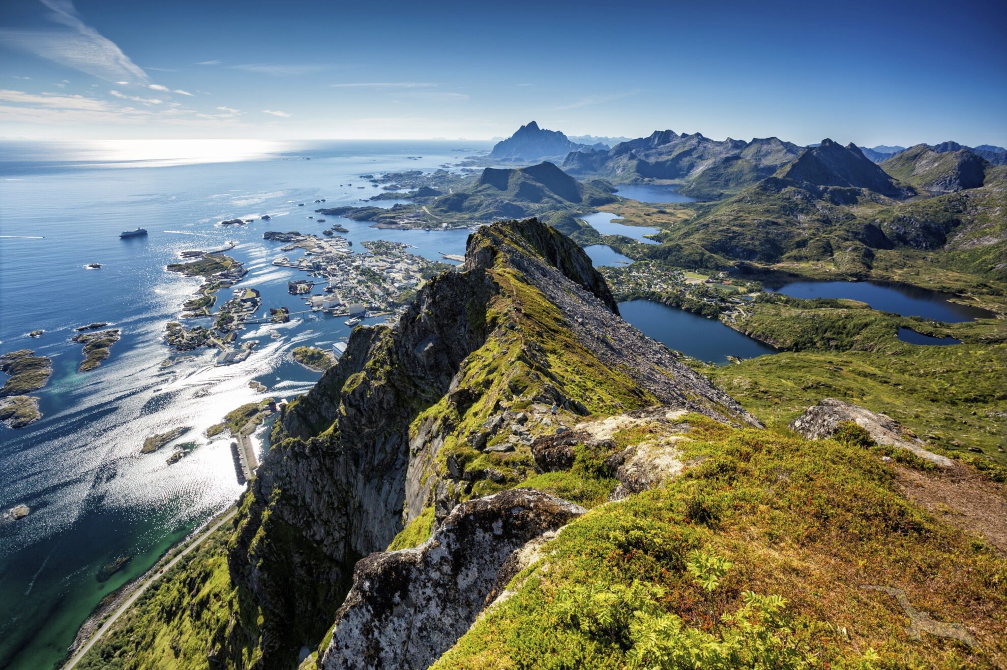 Panorama von den Lofoten, mit der Stadt Svolvaer, Norwegen