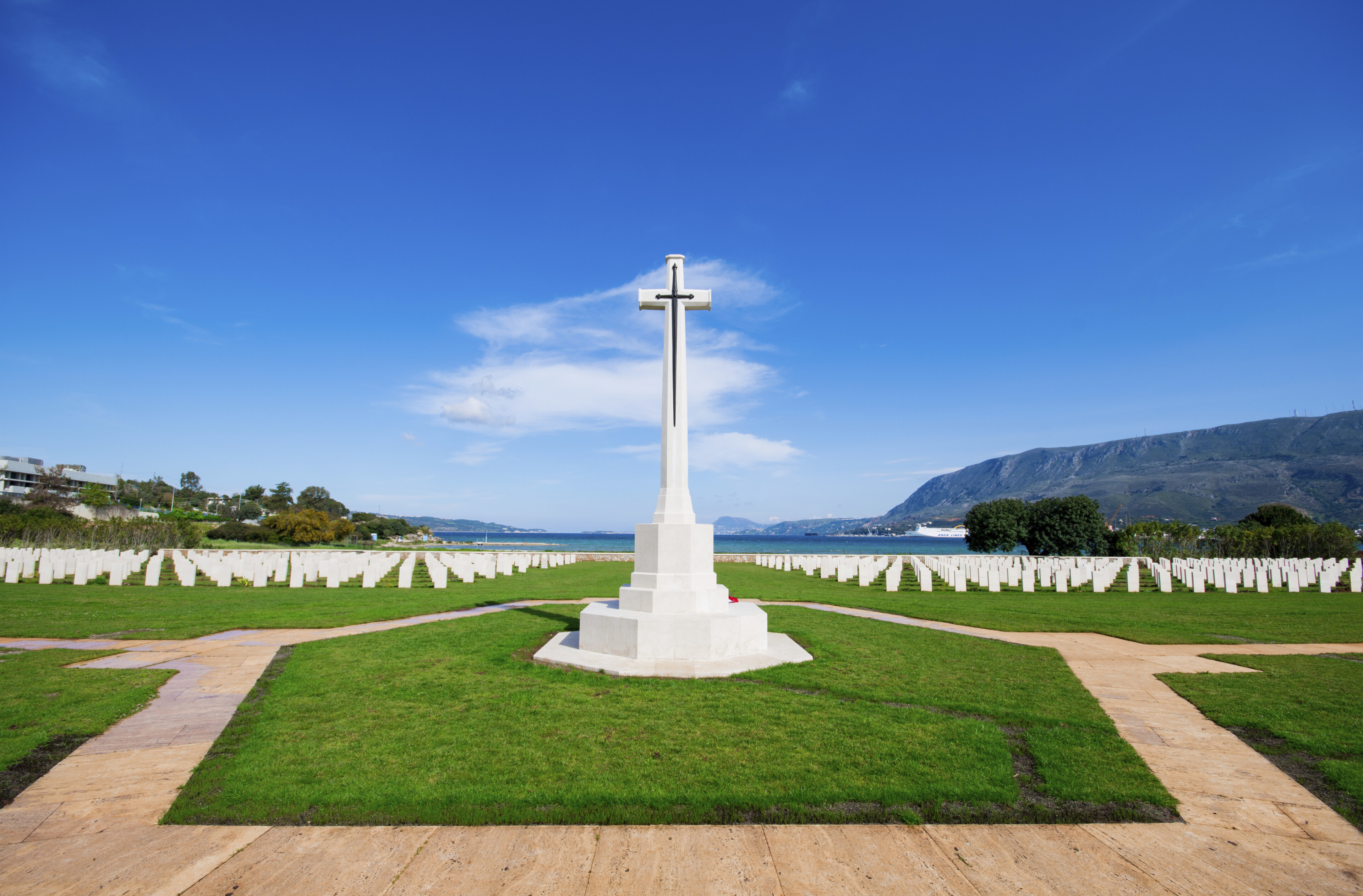 Erinnerungskreuz auf dem Soldatenfriedhof in Souda Bay, Griechenland