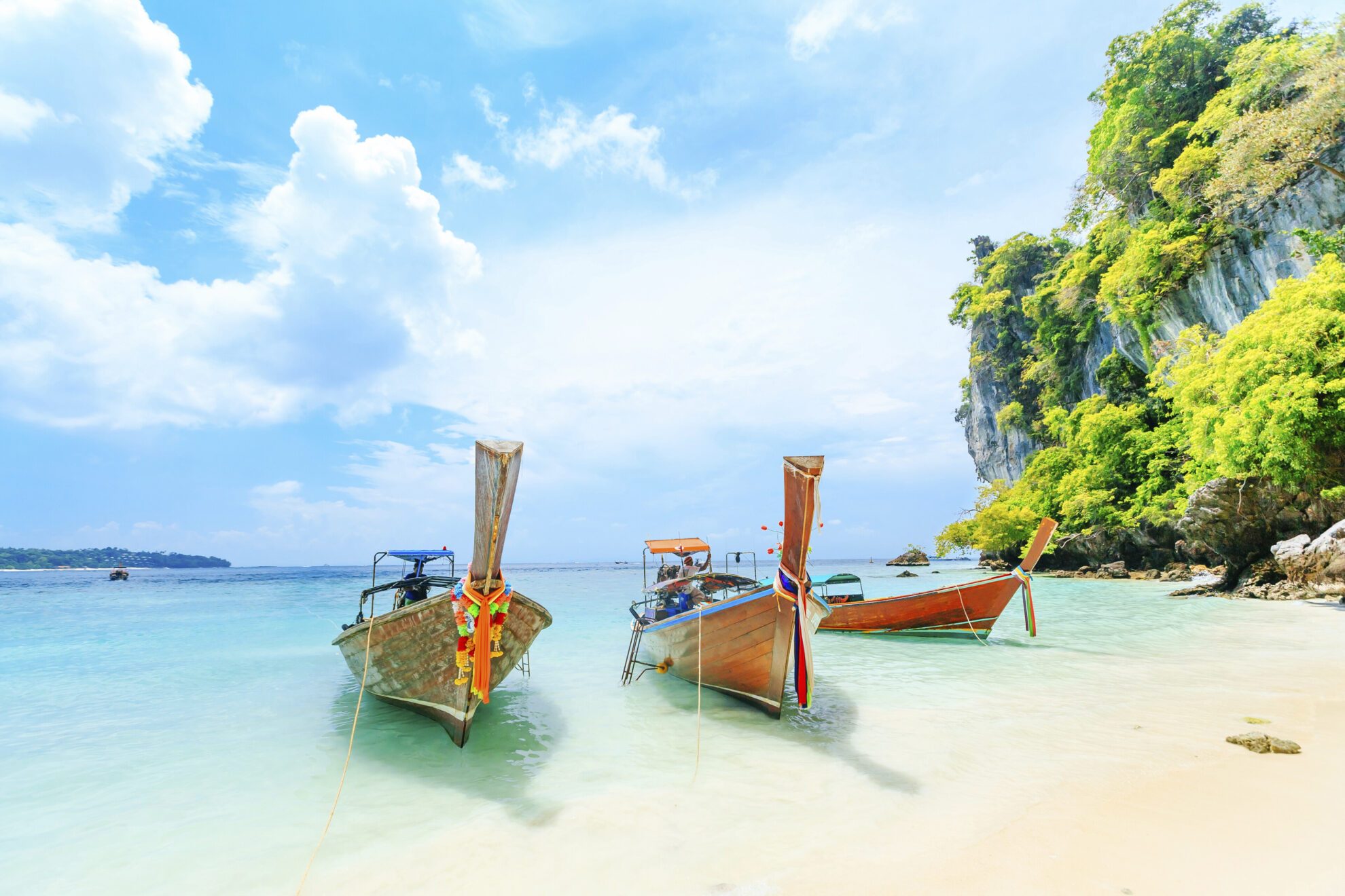 Traditionelle Holzboote am Strand von Phuket, Thailand