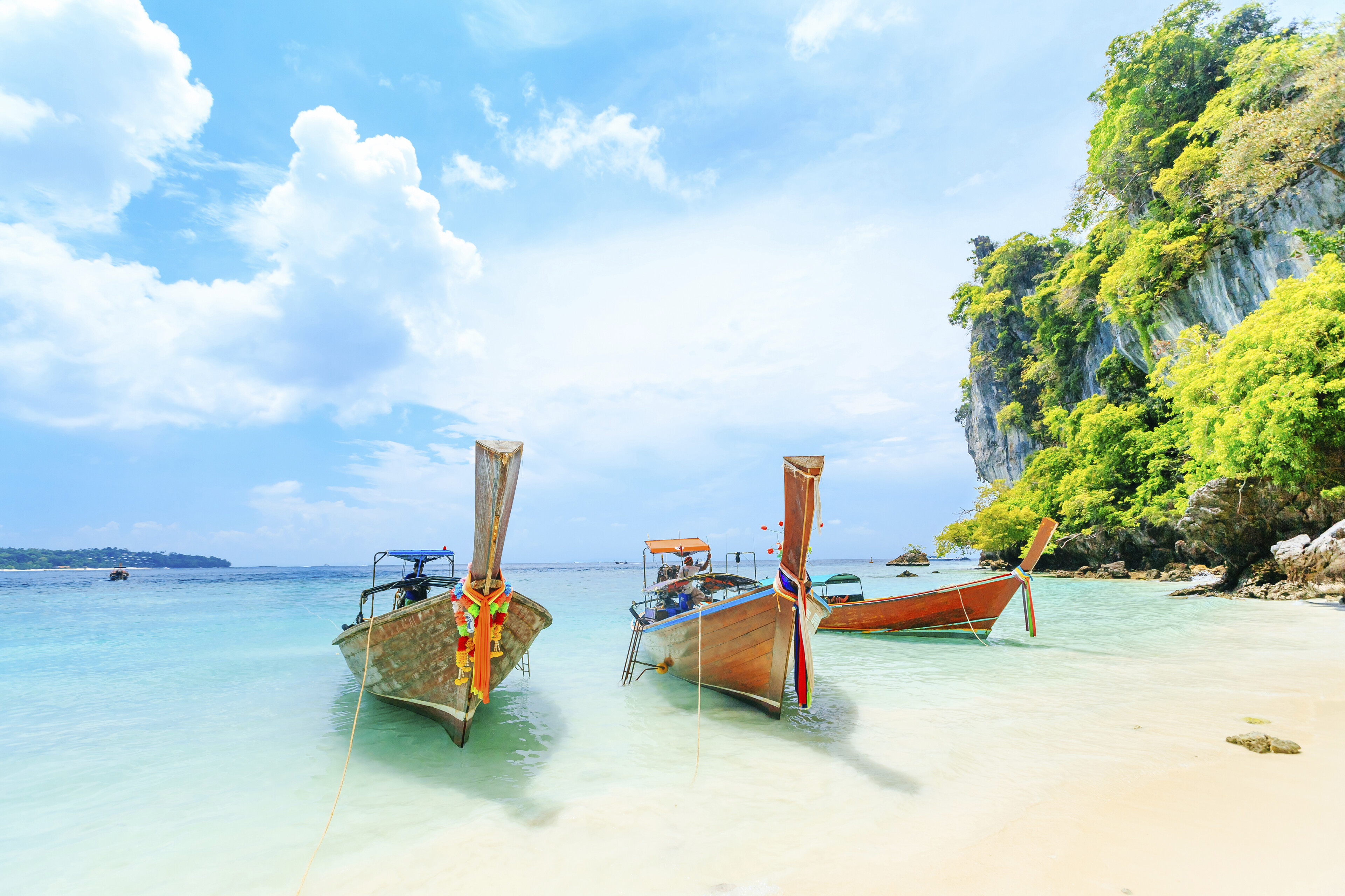 Traditionelle Holzboote am Strand von Phuket, Thailand