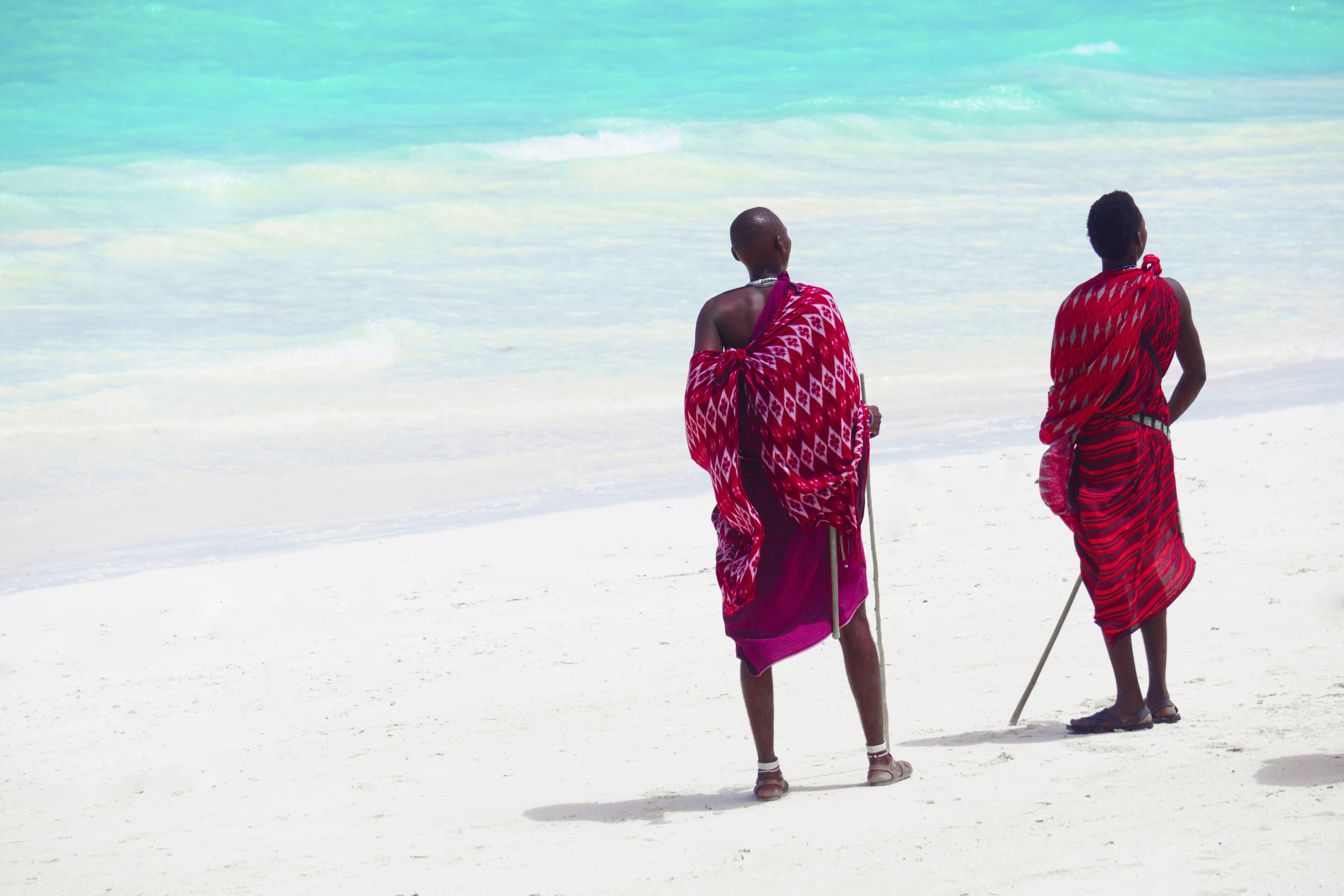 Einheimische am Strand der Hauptinsel Sansibar des tansanischen Sansibar-Archipel. Tansania