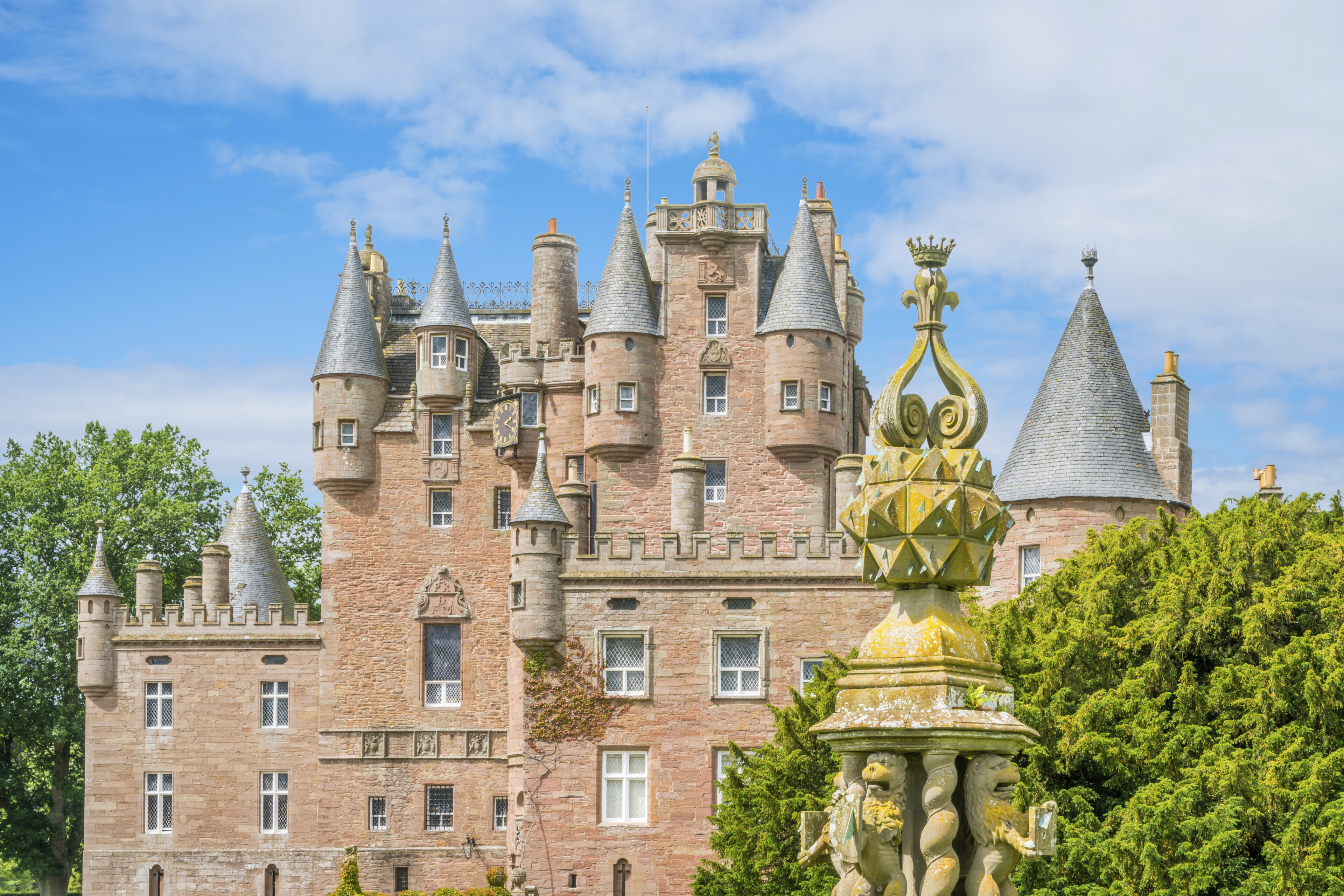 Dundee, Glamis Castle