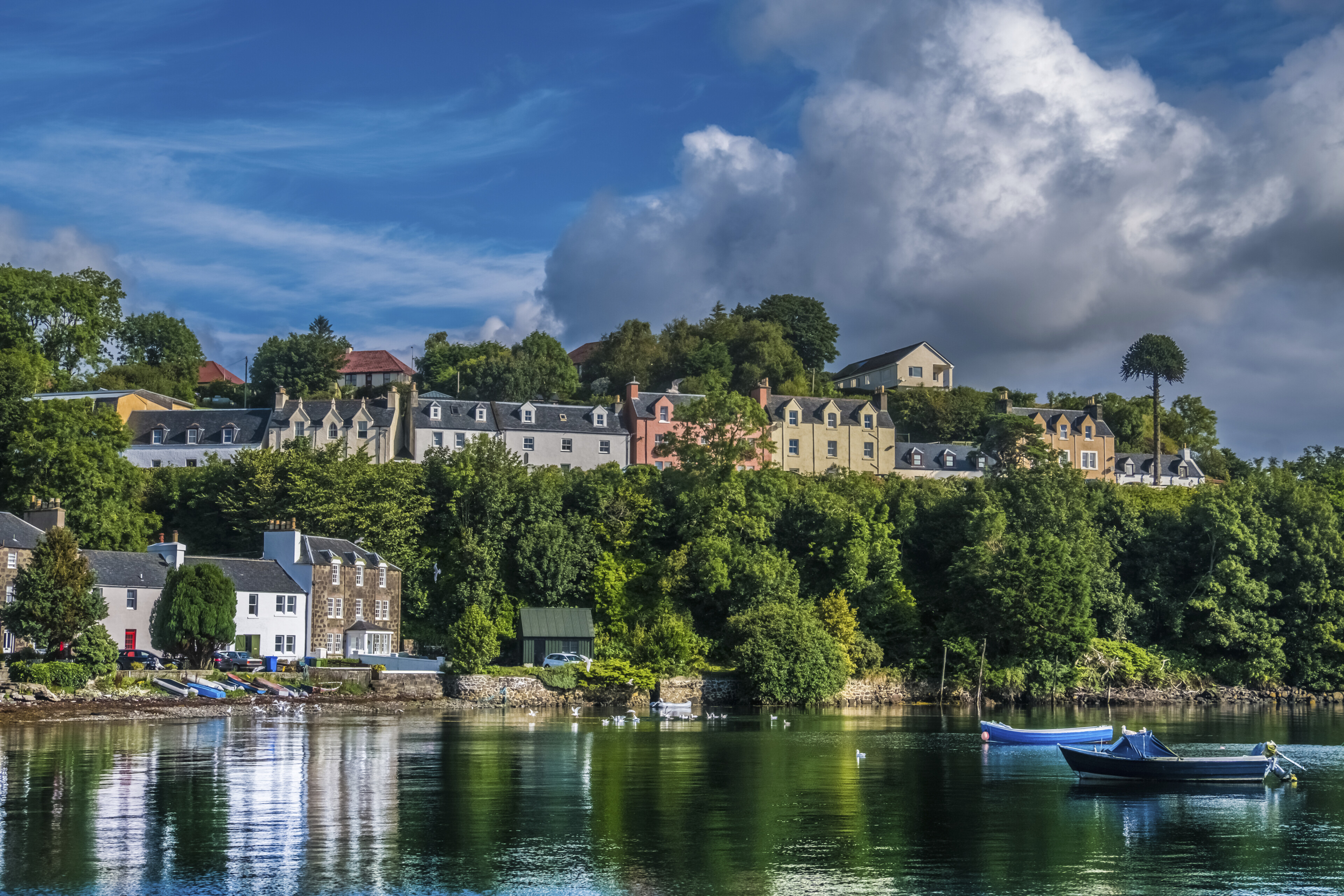 Bunte Haeuser in Portree, Schottland