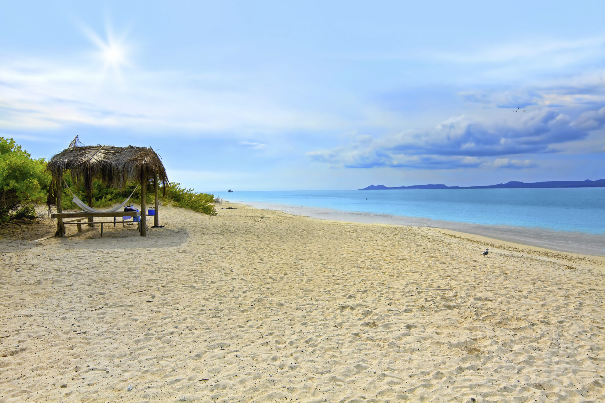 Strand mit türkisblauem Wasser