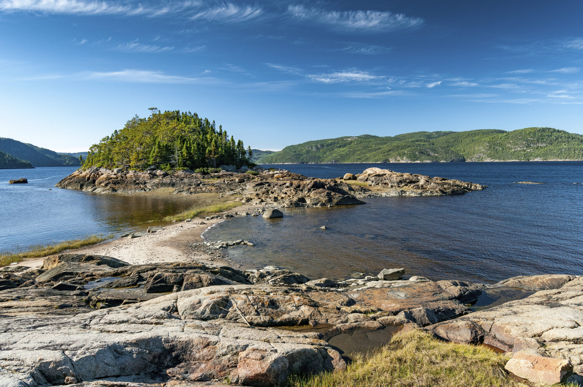 Dünenstreifen auf dem Fjord in Saguenay, Kanada