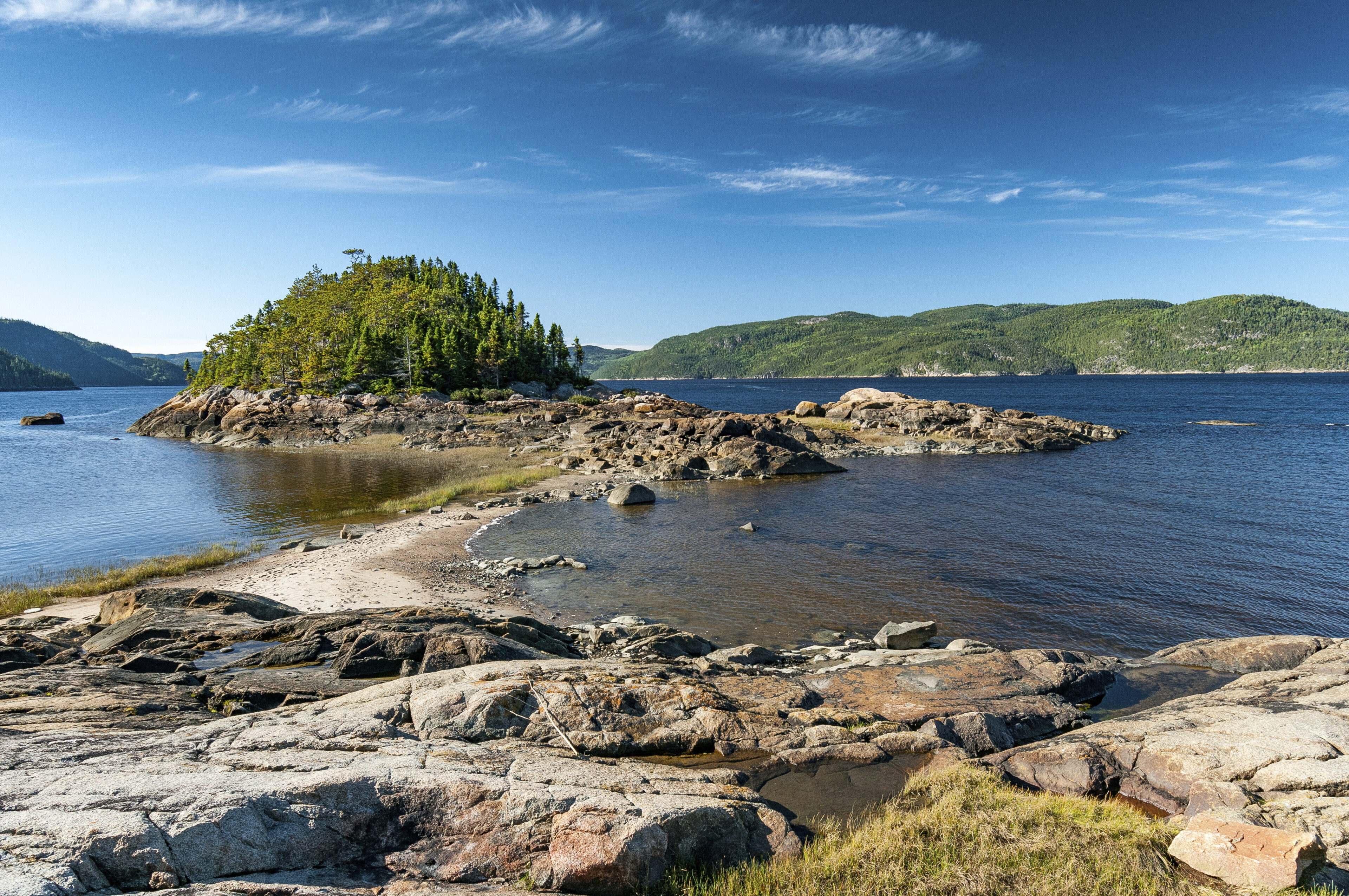 Dünenstreifen auf dem Fjord in Saguenay, Kanada