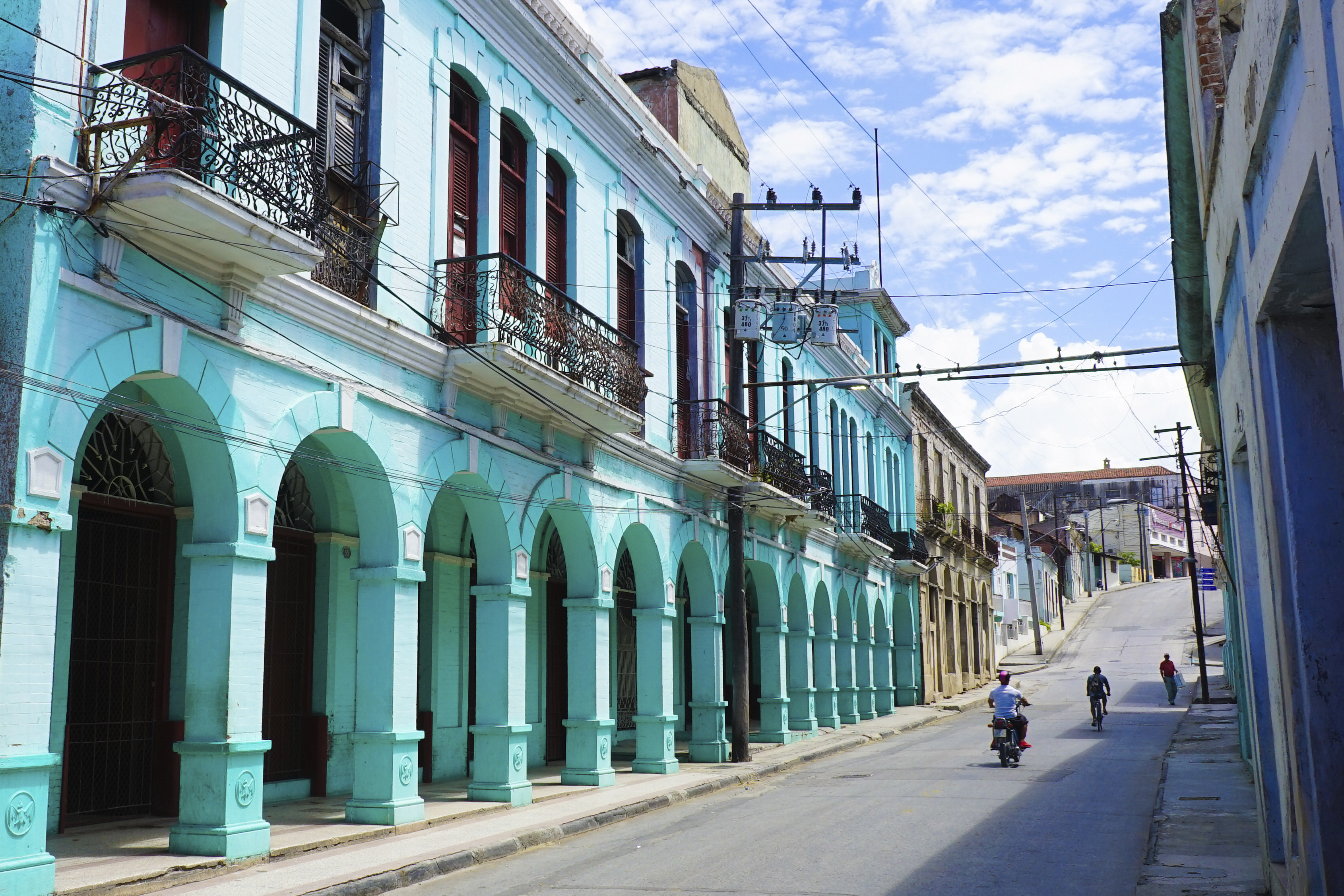 Straße durch Santiago de Cuba auf Kuba, Karibik