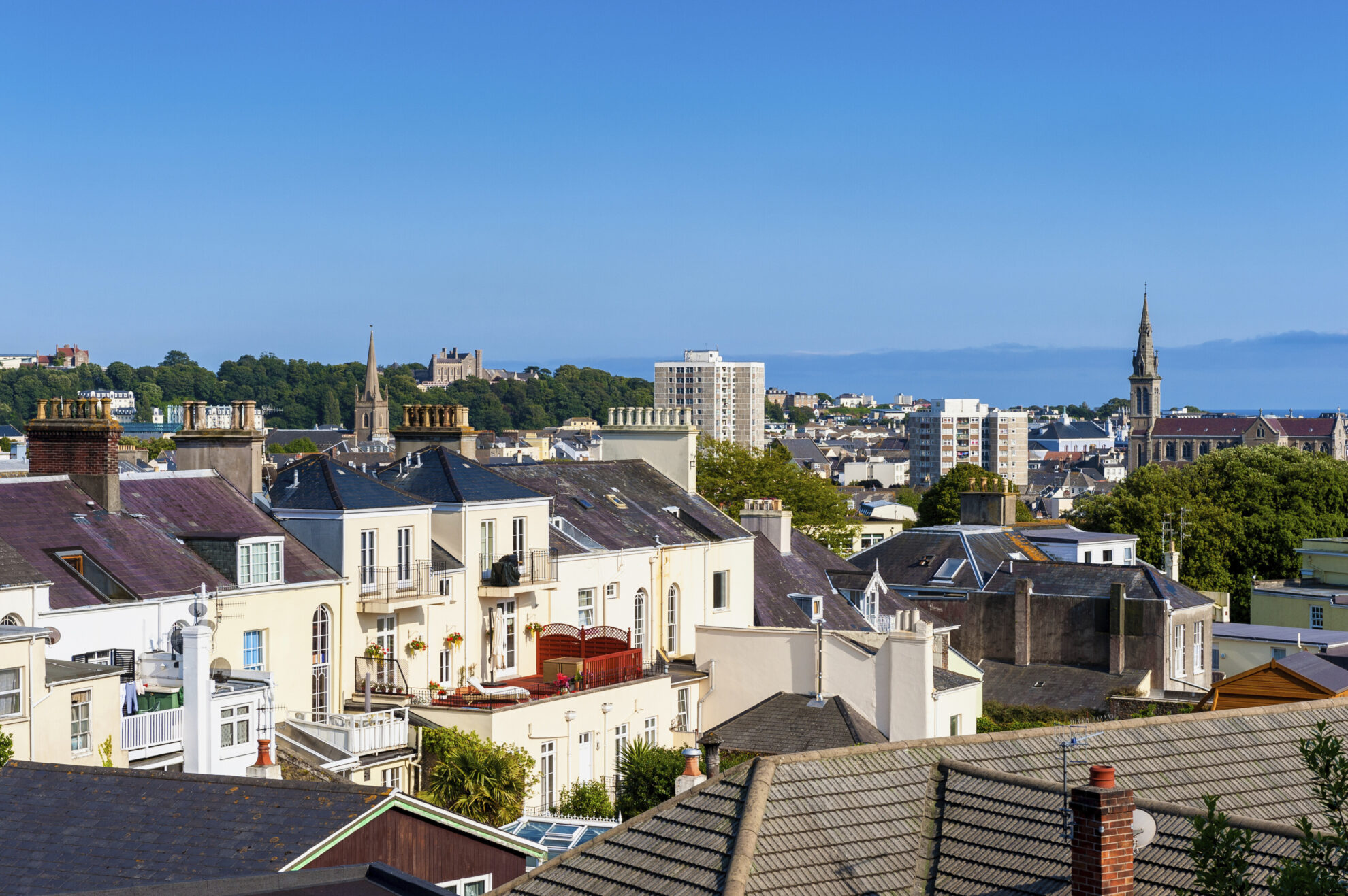Blick über die Dächer von St. Helier, England