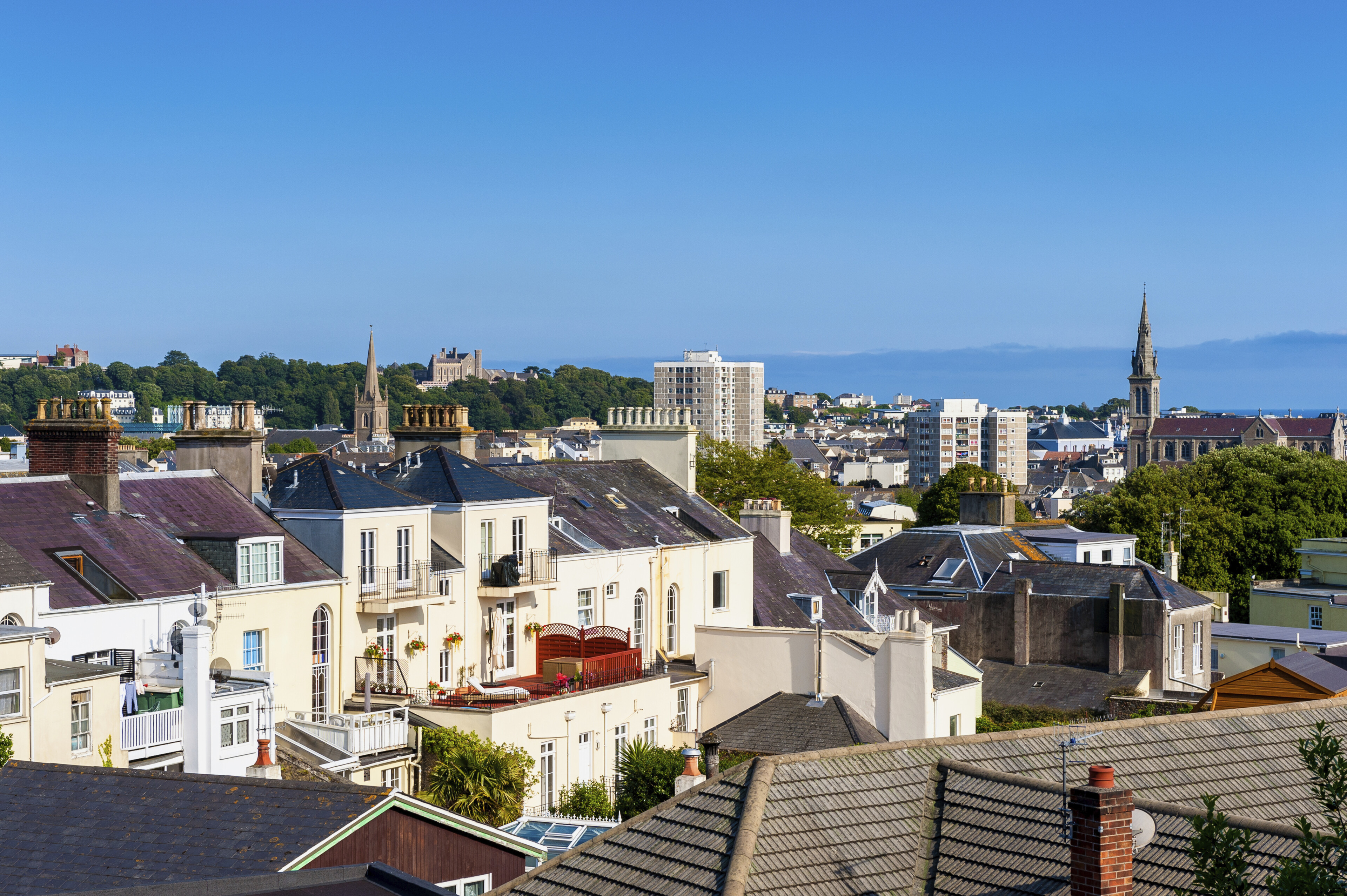 Blick über die Dächer von St. Helier, England