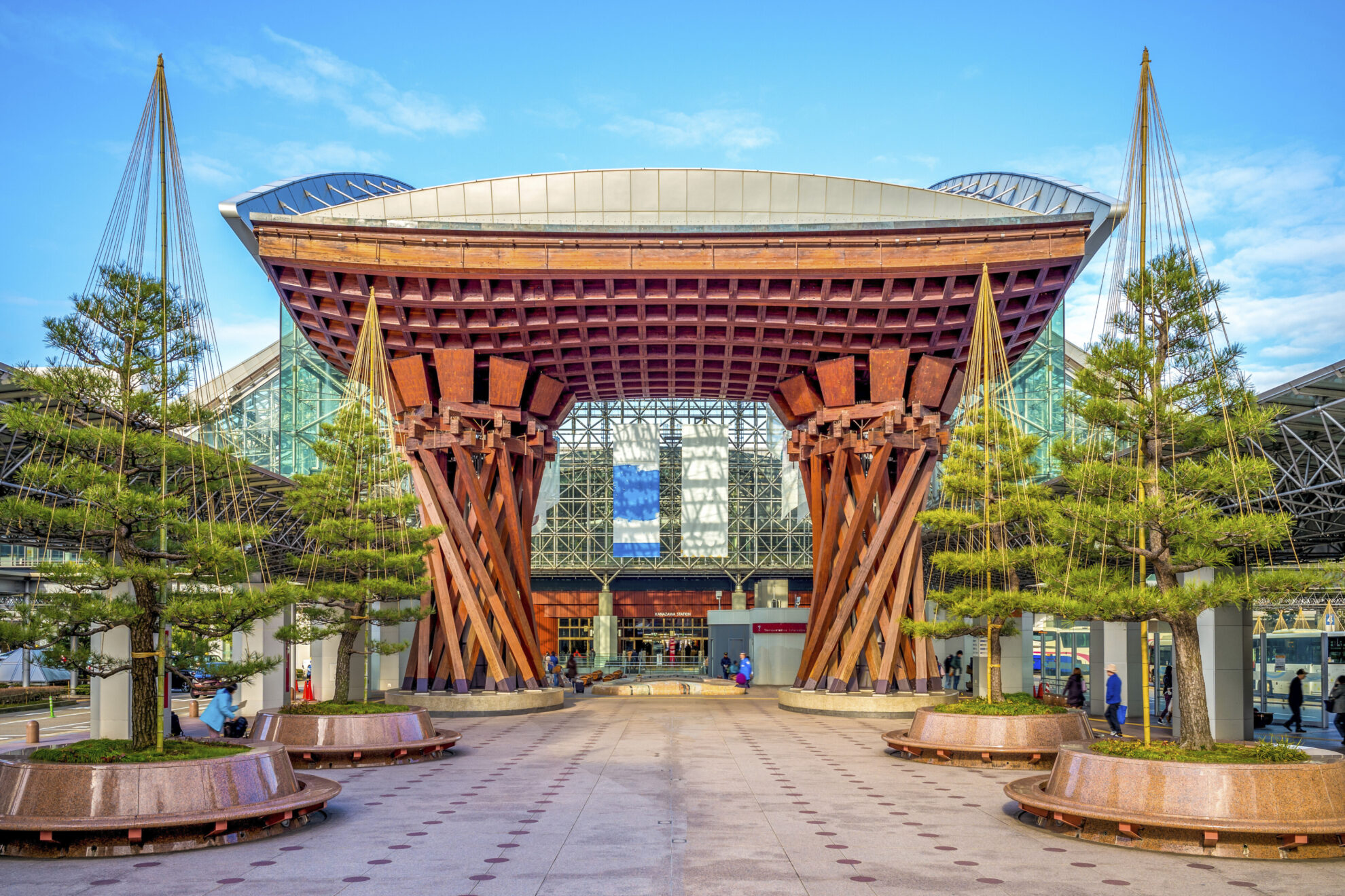Trommeltor am Bahnhof Kanazawa, Japan