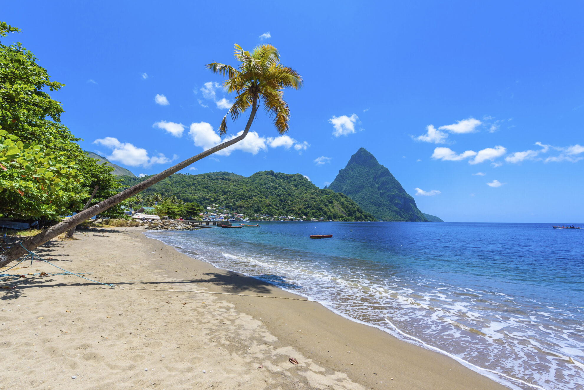 Bucht und Strand von Soufrière mit Blick auf die Landschaft, St. Lucia