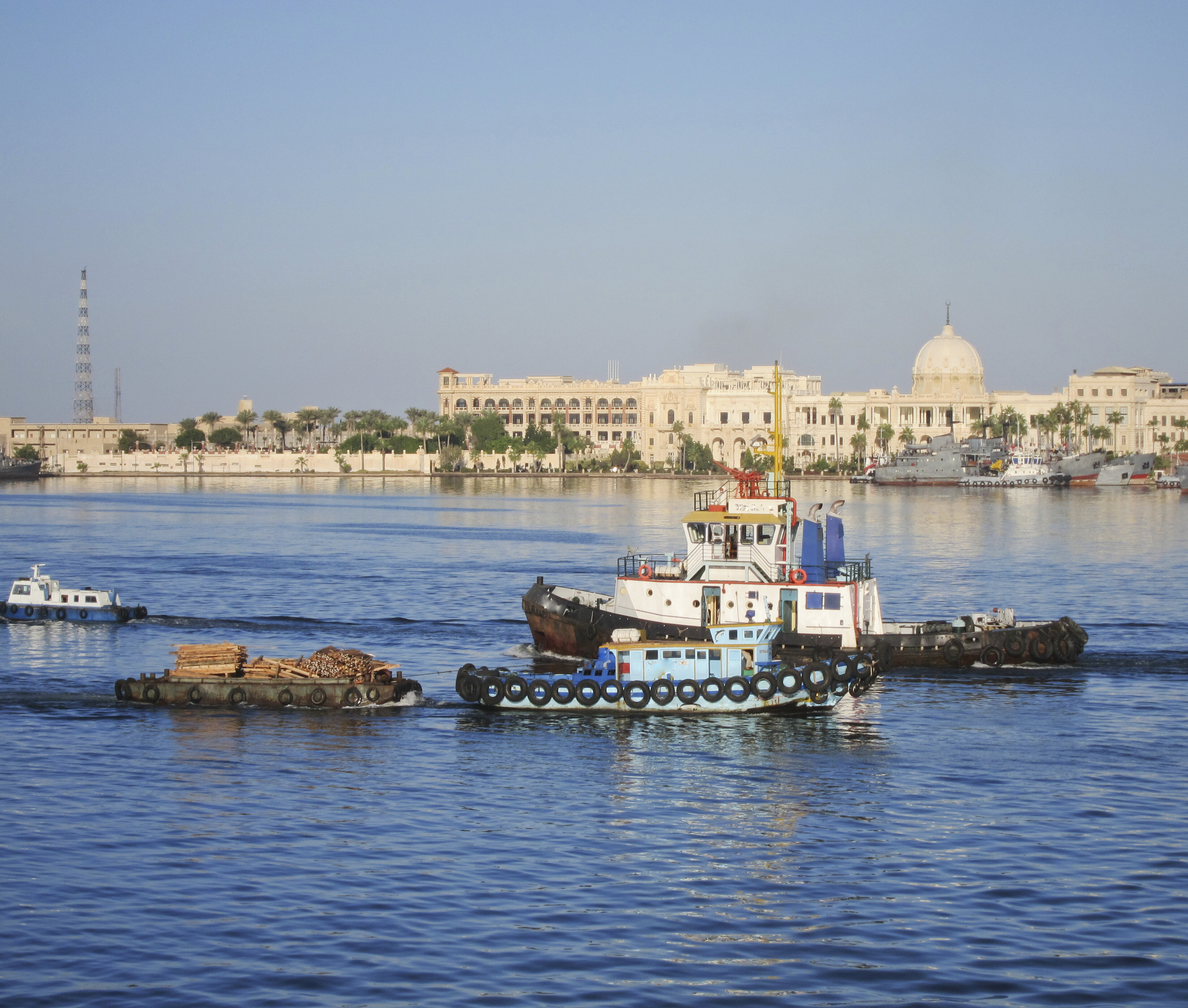 Schiffe vor Port Said in Ägypten