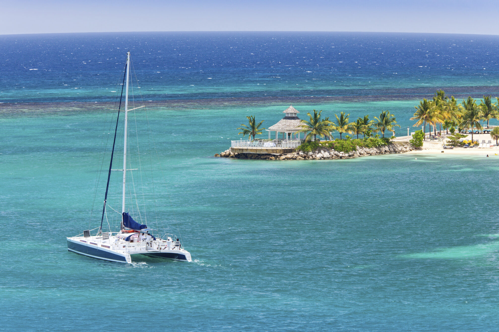 Katamaran vor kleiner Insel