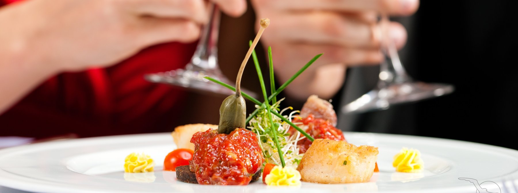 shutterstock_83262469_lebensmittel_essen_hauptgang_weinglaeser_anstoss-jpg_desktop