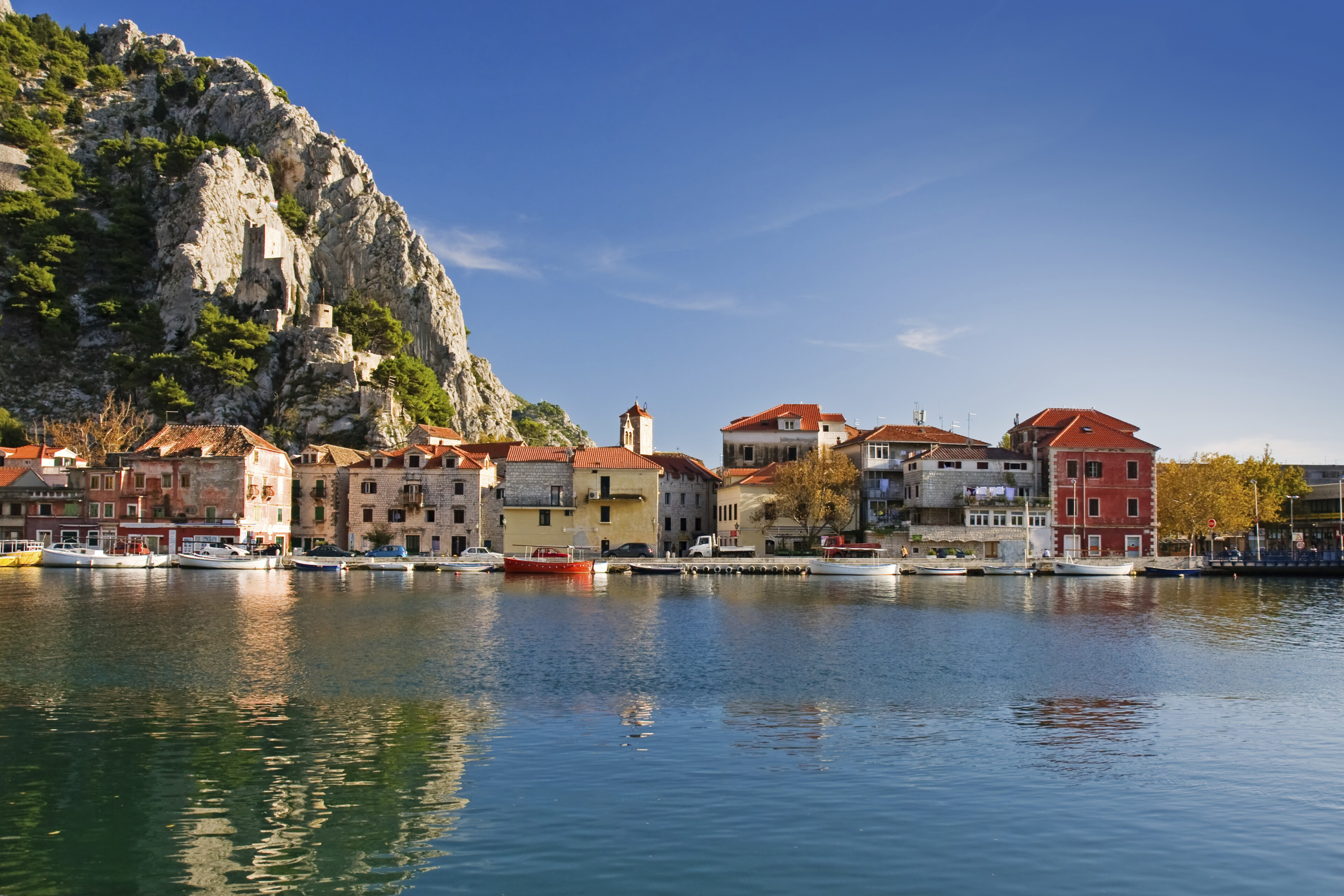Ufer der Altstadtvon Omis, Kroatien