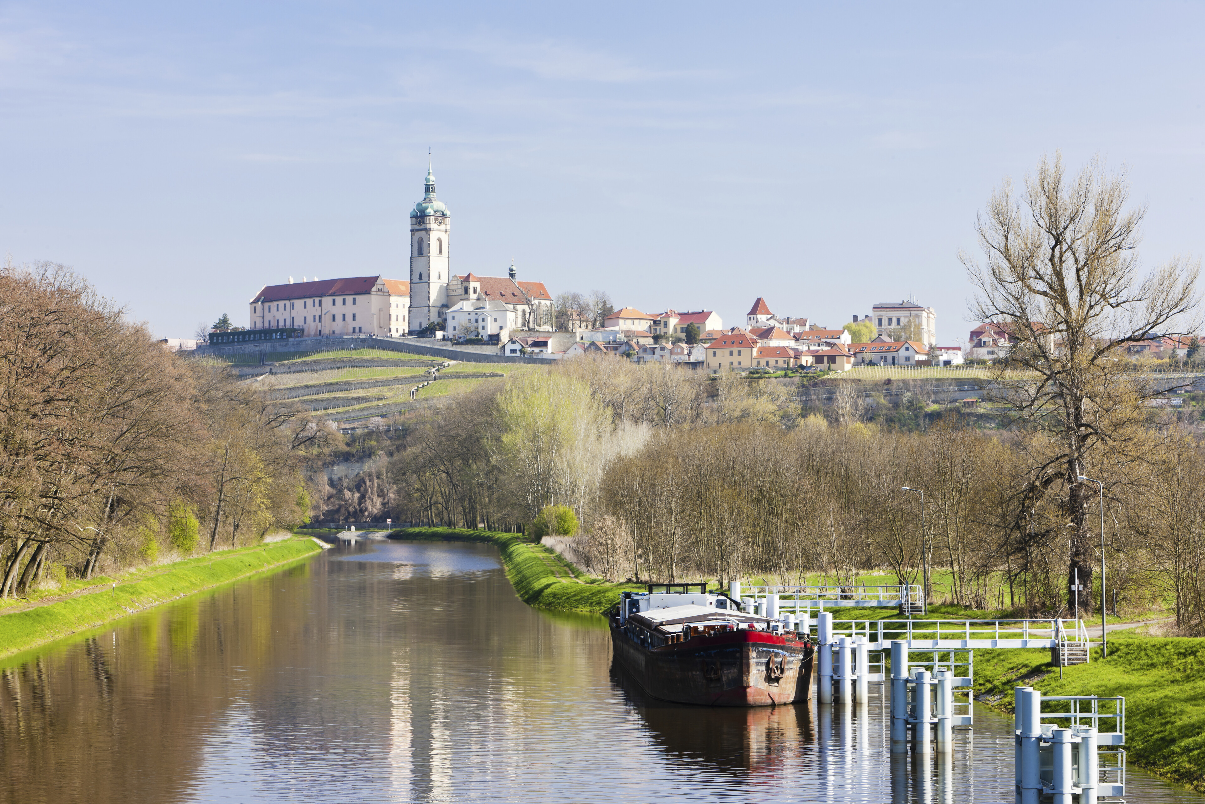 Blick über die Elbe auf das Schloss Melnik, Tschechien